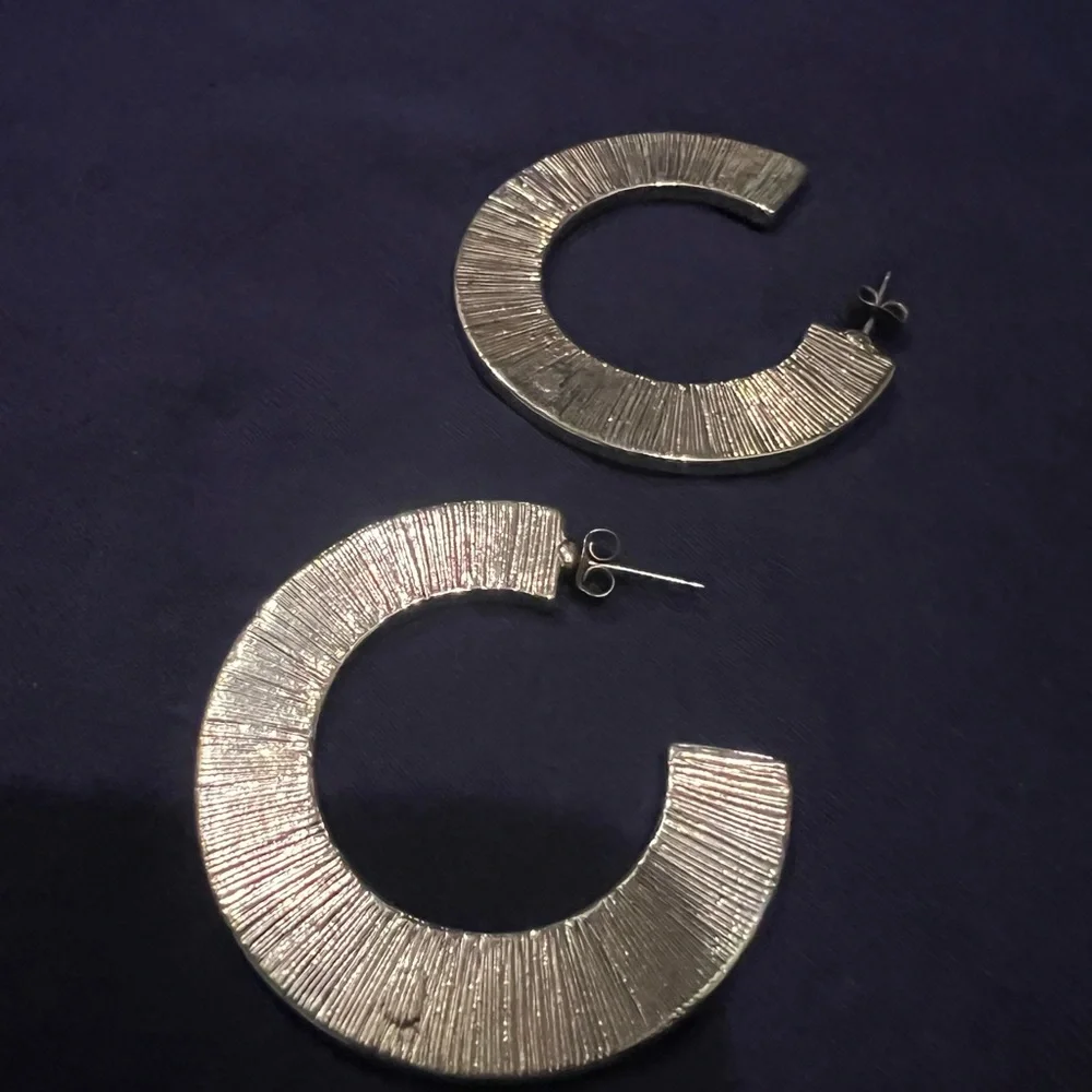 Snake skin loop earrings - Picture 2 of 3